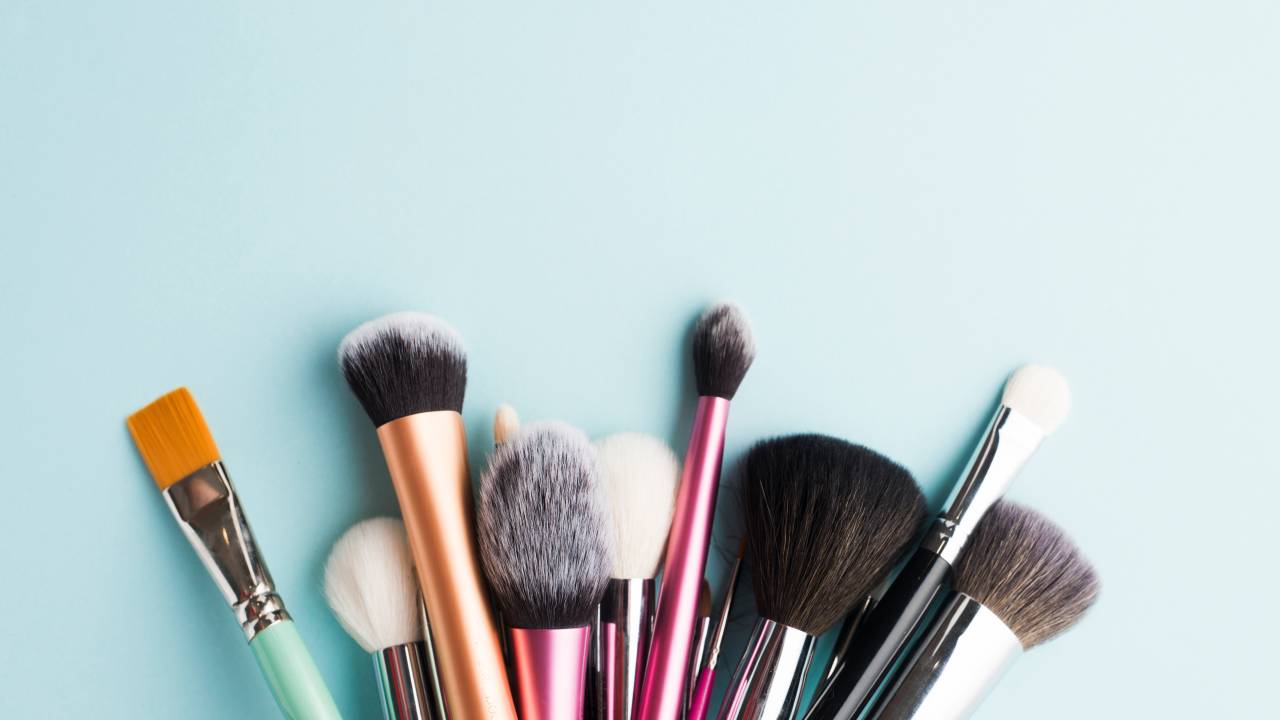 Confira opções de kits de pincéis de maquiagem para arrasar na produção