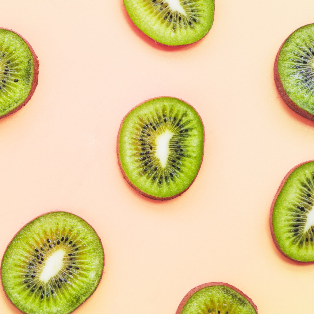 slices-kiwi-fruits-colorful-background slices-kiwi-fruits-colorful-background