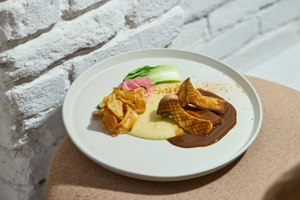 Tau Cozinha_Eryngui, Mousseline, Glace de Cogumelos e Bok Choy_Cred Rodolfo Regini tau cozinha