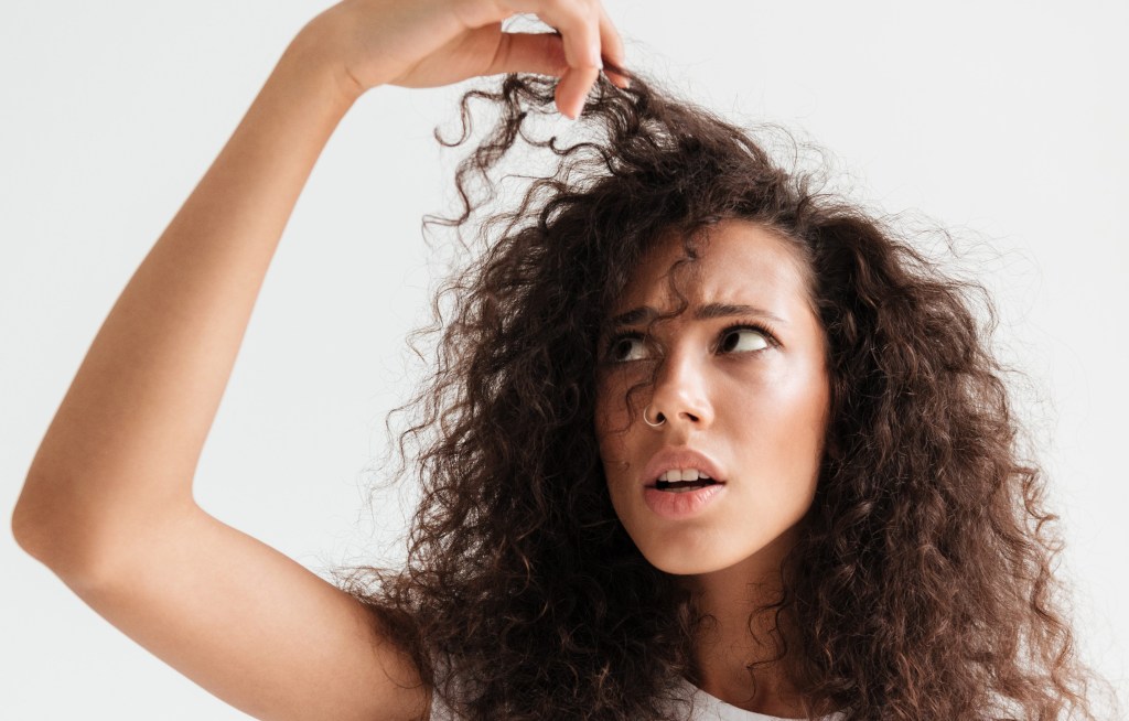 5 produtos antifrizz que controlam os fios rebeldes em segundos