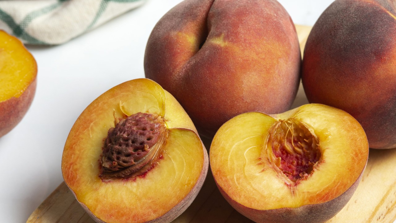 Pêssego está entre as frutas que não podem faltar na mesa das festividades