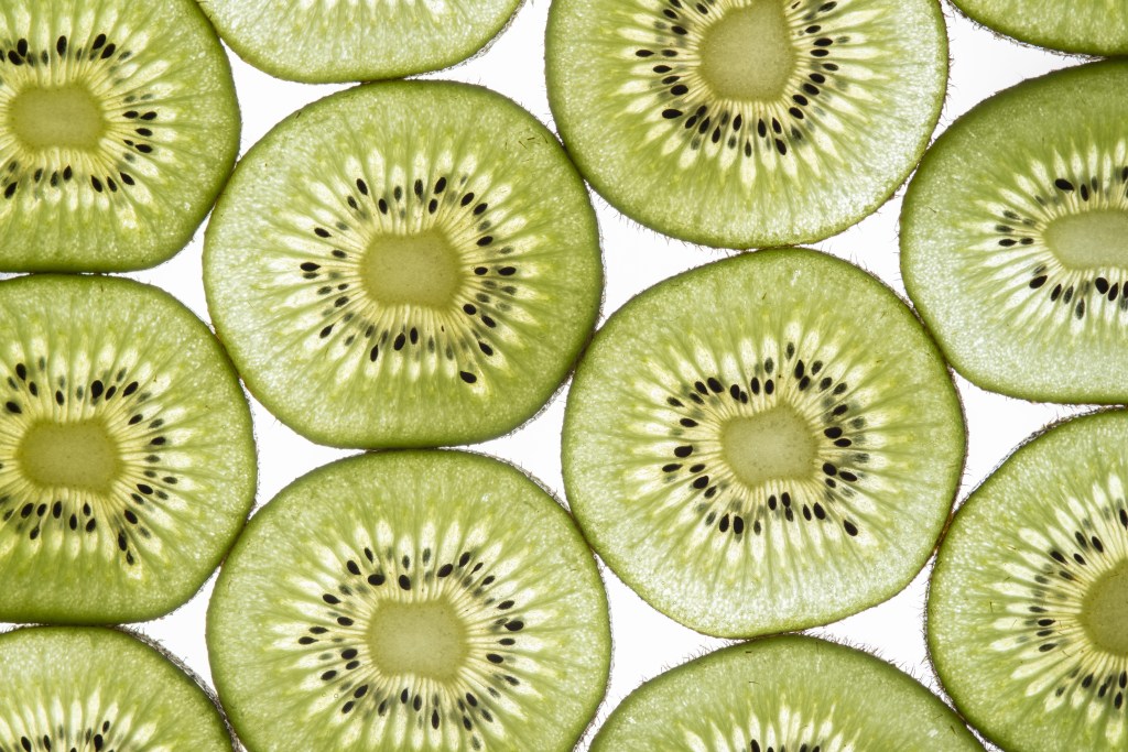Os muitos benefícios do kiwi: antioxidantes e vitaminas que cuidam do seu corpo