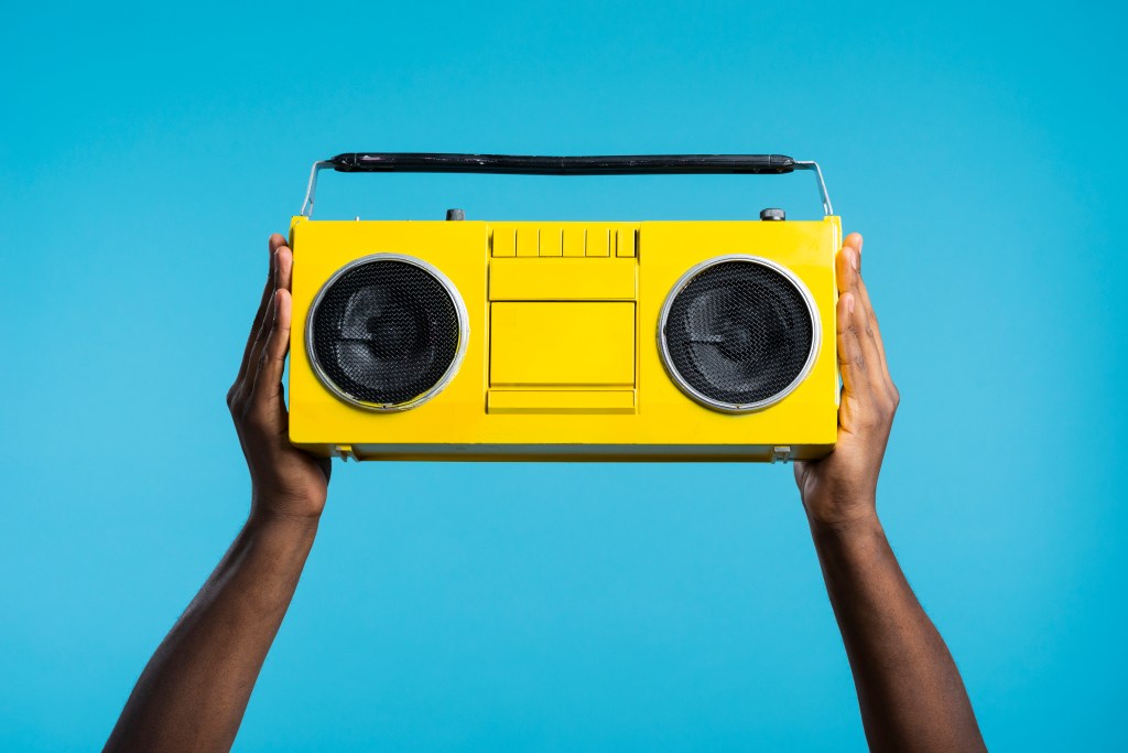 Escolha a caixa de som ideal: 6 opções para suas celebrações de fim de ano