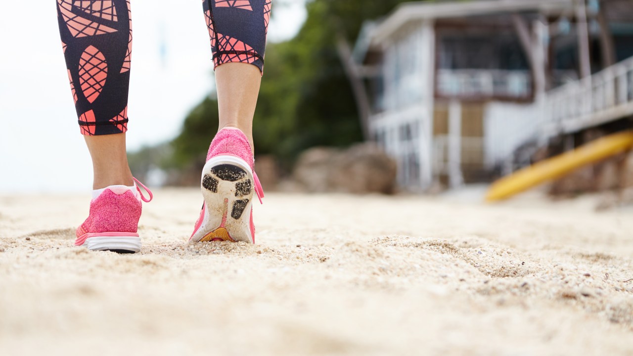 Profissional dá orientações para evitar se machucar durante a corrida na praia