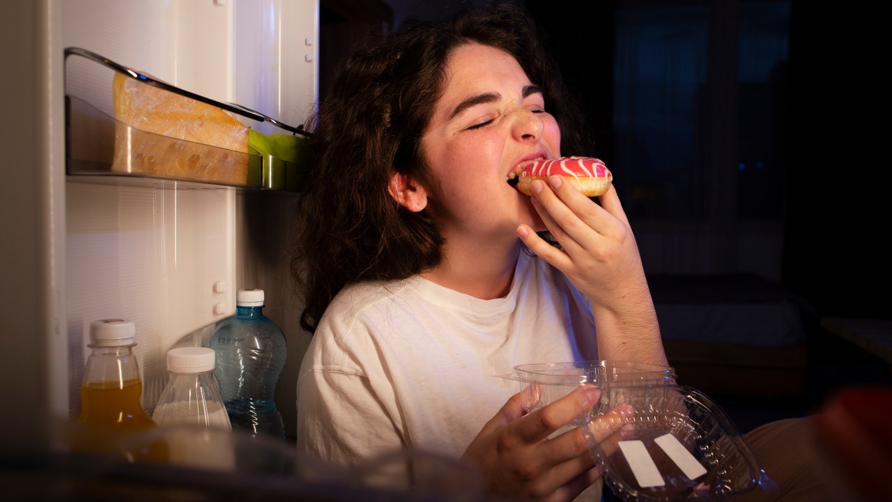 Confira possíveis causas para a compulsão alimentar