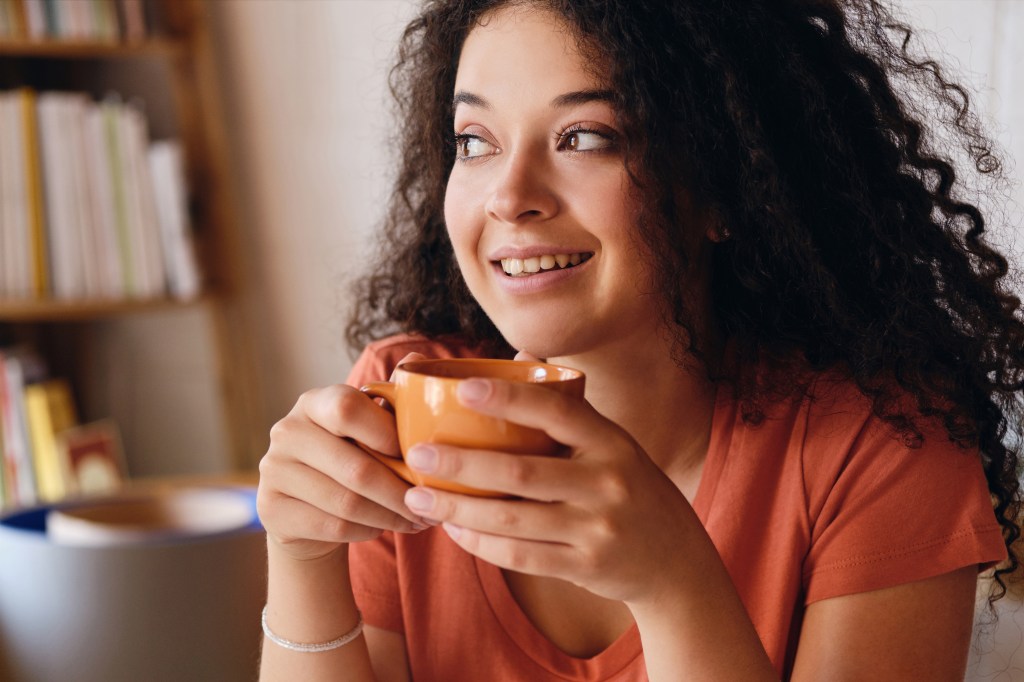 Chás que ajudam a aliviar o inchaço pré-menstrual: descubra como