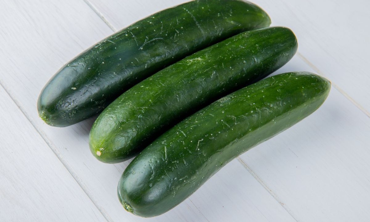 Pepinos posicionados em uma superfície branca