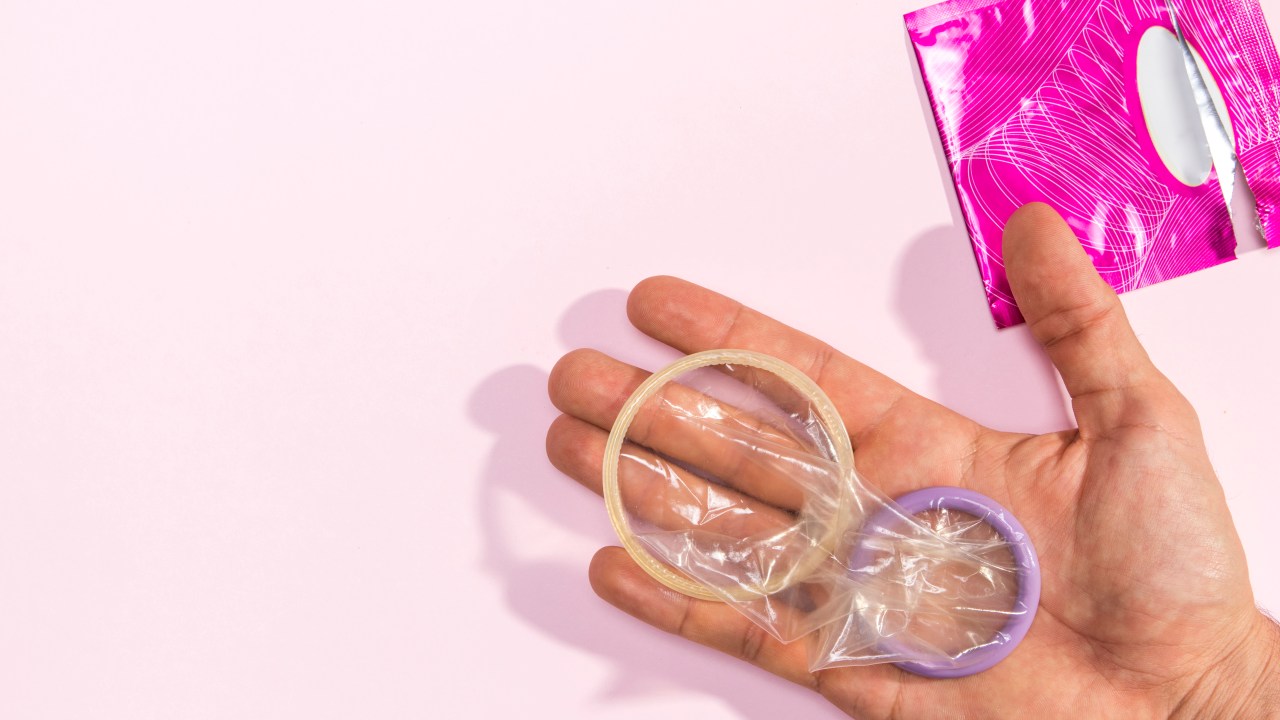 Aprenda como colocar a camisinha feminina