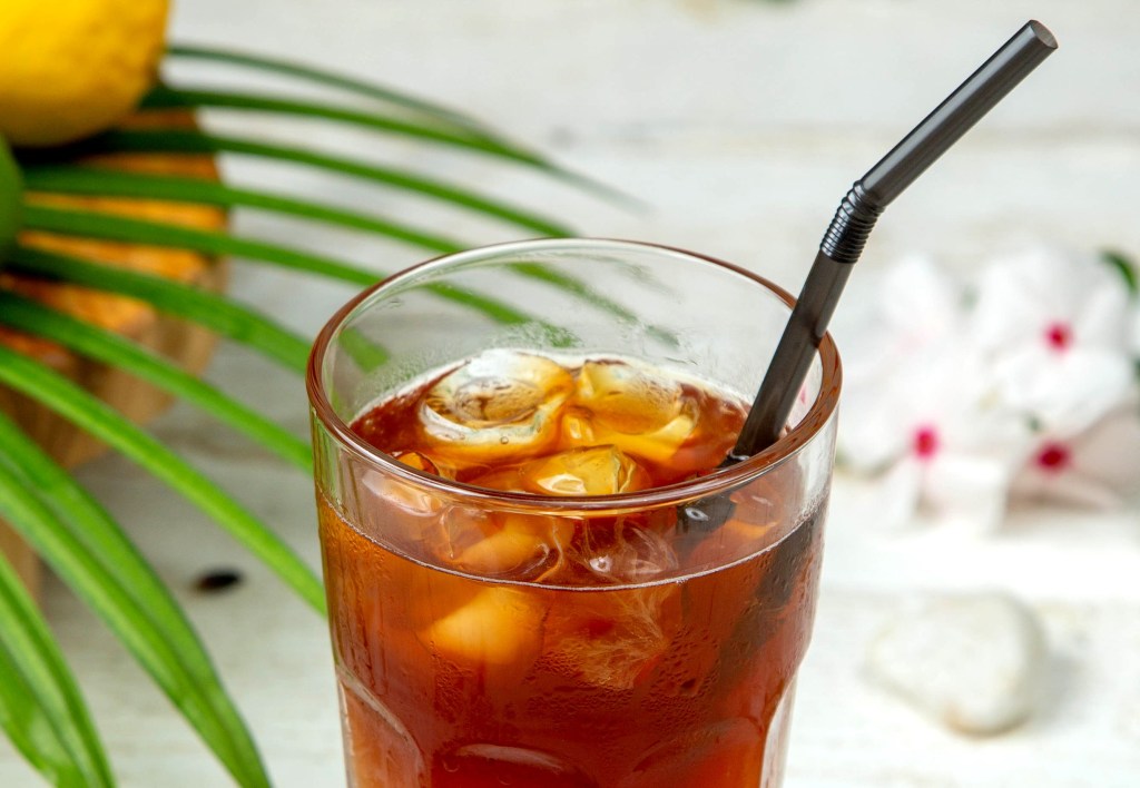 Chás gelados que aceleram seu metabolismo: 4 receitas refrescantes