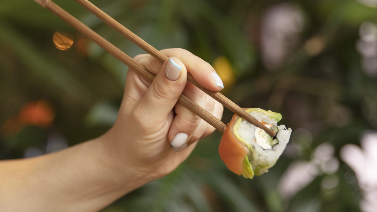 Profissional esclarece se é seguro consumir comida japonesa na gestação