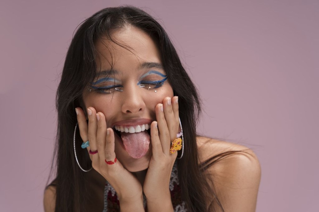 Como reaplicar protetor solar no Carnaval sem danificar a maquiagem?