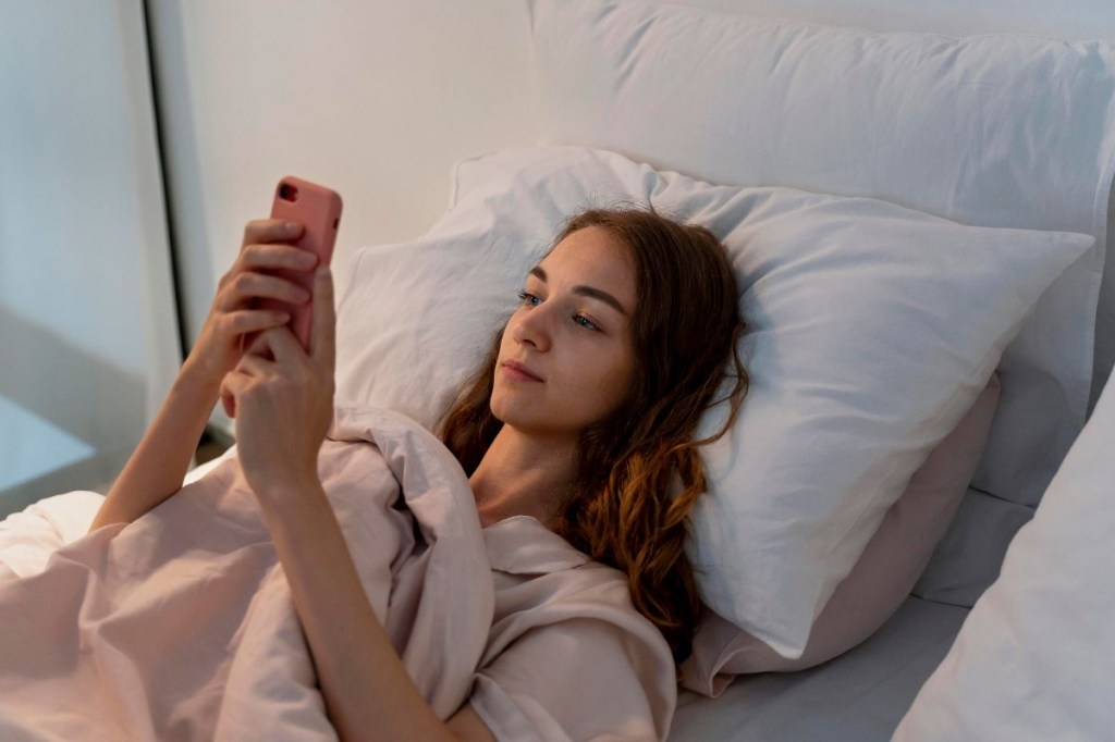 Como deixar o celular de lado antes de dormir: 4 dicas para um sono mais tranquilo
