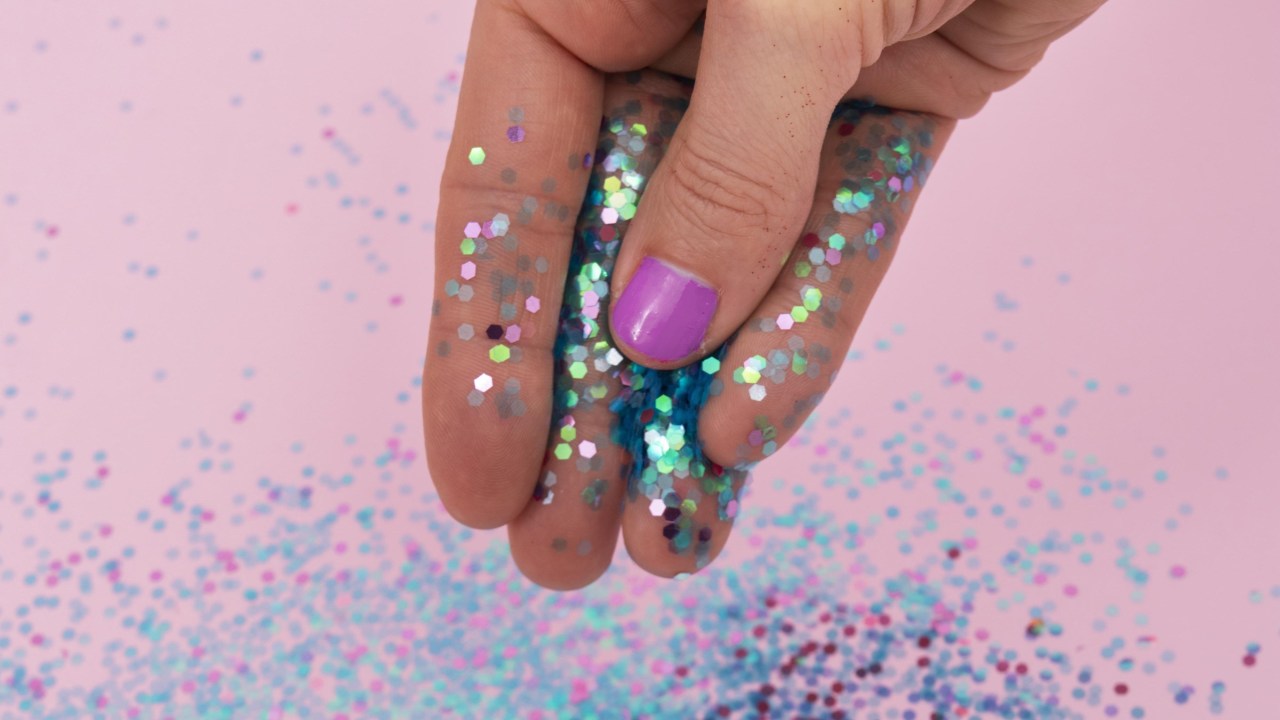 Confira sugestões bem coloridas para pintar as unhas no Carnaval