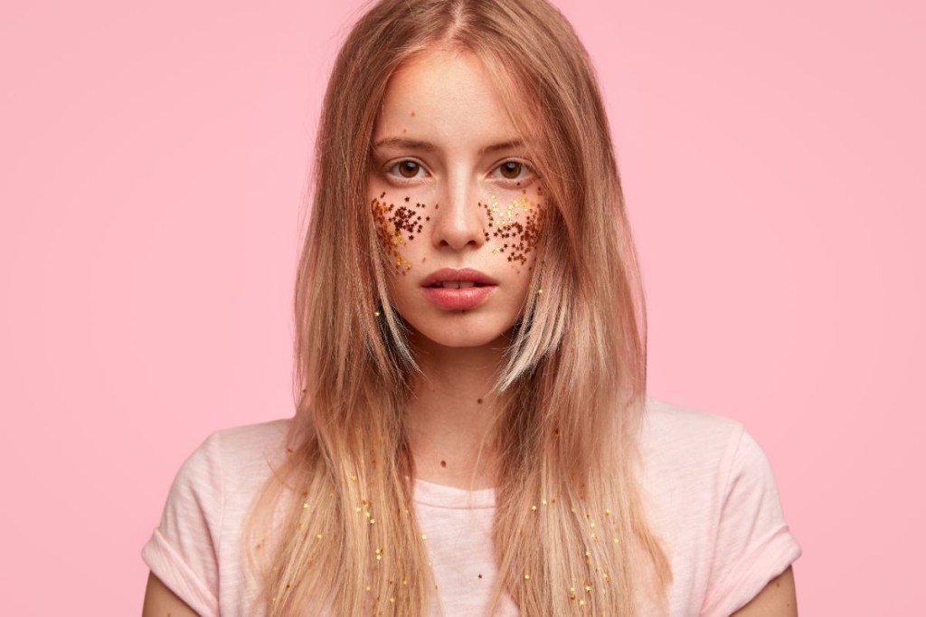 Glitter no cabelo: como removê-lo sem prejudicar os fios?