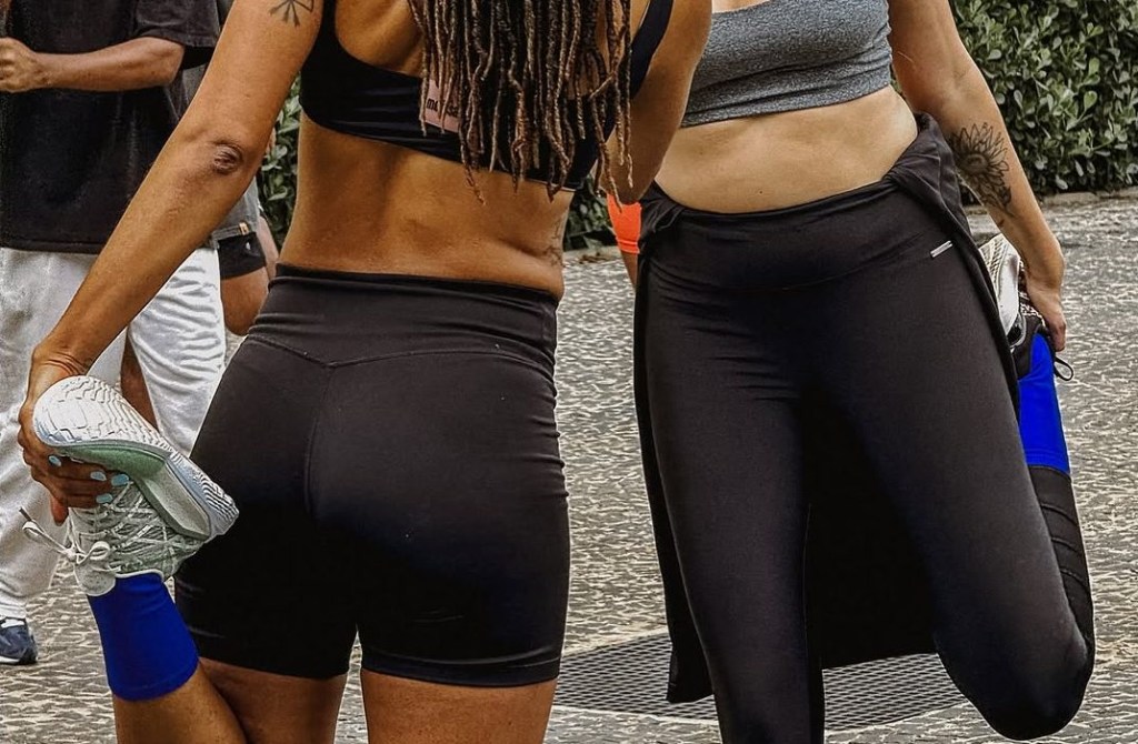 O que significa usar meias azuis durante os treinos? Descubra a nova moda!