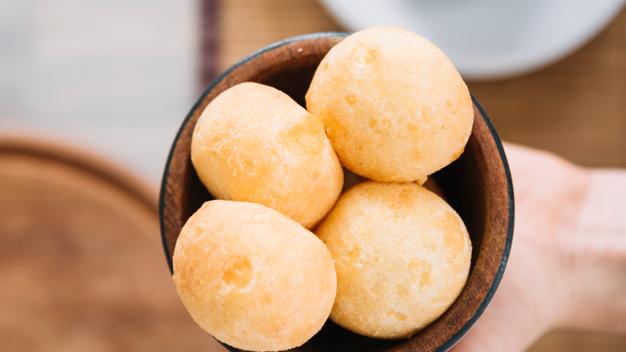 Confira as orientações para adicionar o pão de queijo à dieta!