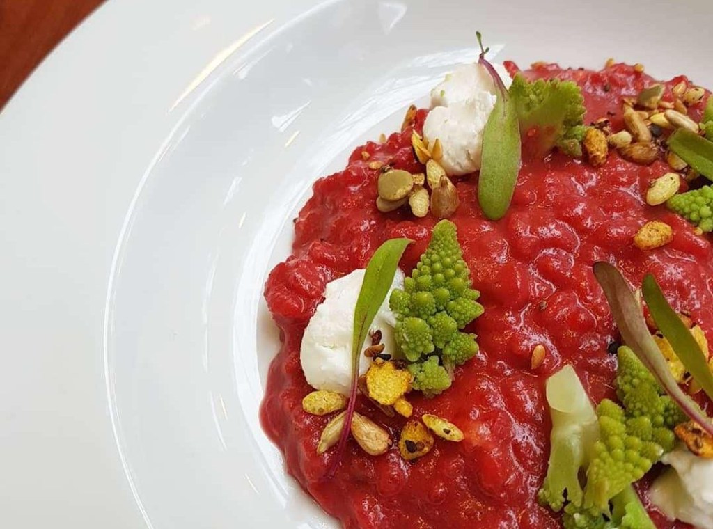 Risoto de beterraba com queijo de cabra: uma receita vegetariana deliciosa para seu dia