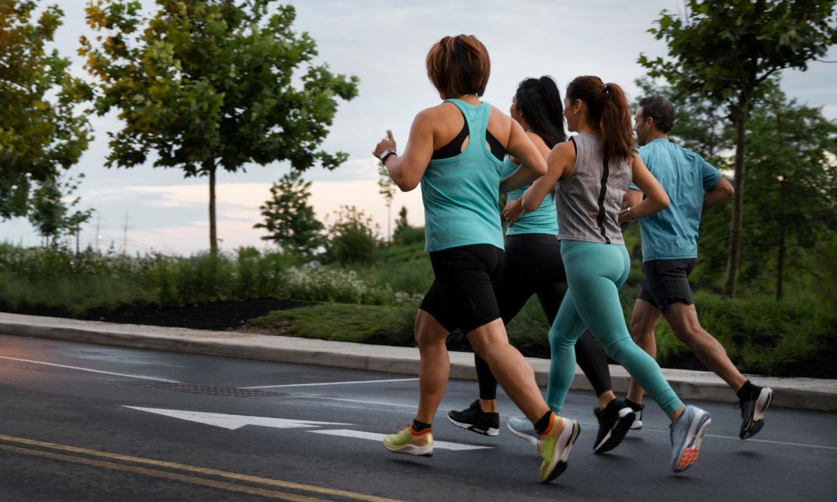 Grupo de pessoas praticando corrida ao ar livre