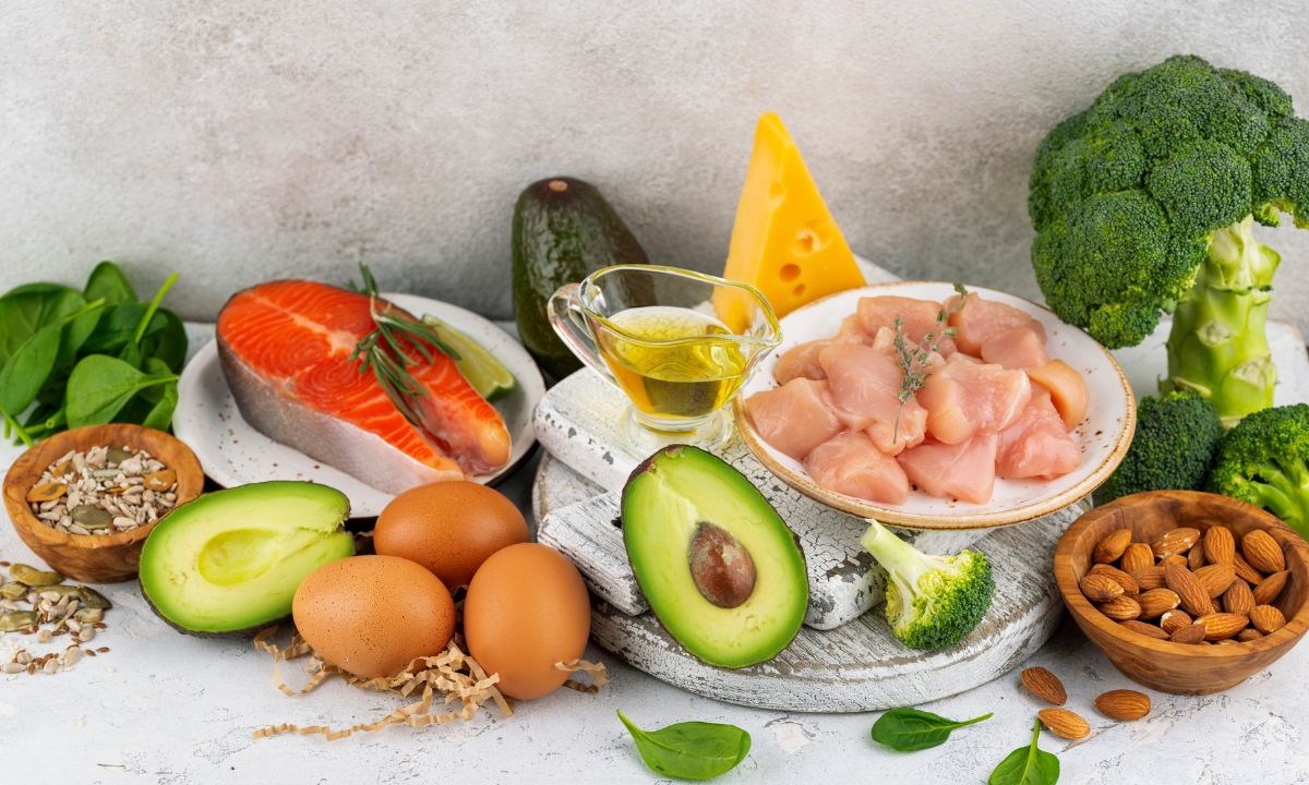 Ovos, abacate, amêndoas, frango e outros alimentos