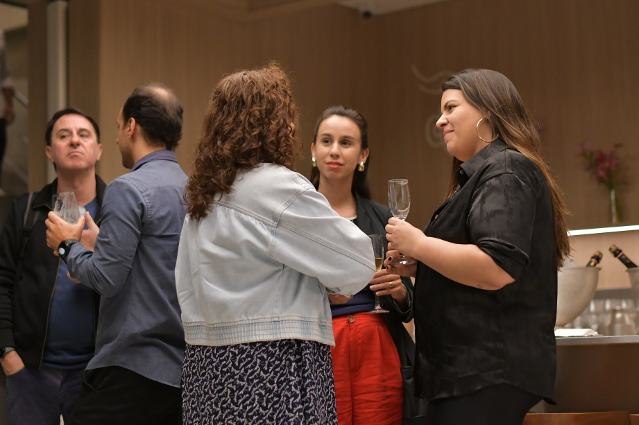 Representantes das marcas interagem durante coquetel no evento |