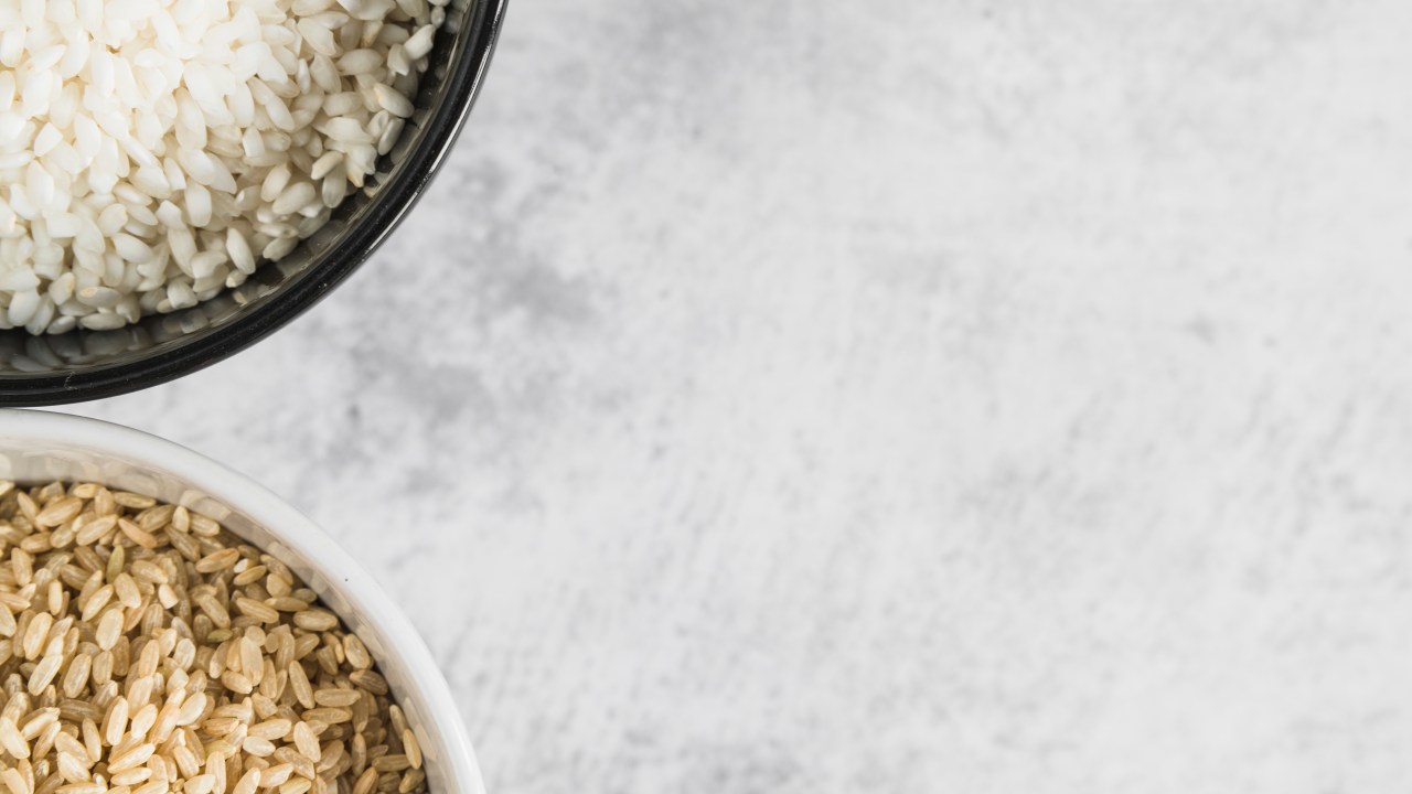 Confira a diferença entre o arroz branco e integral para escolher a melhor opção