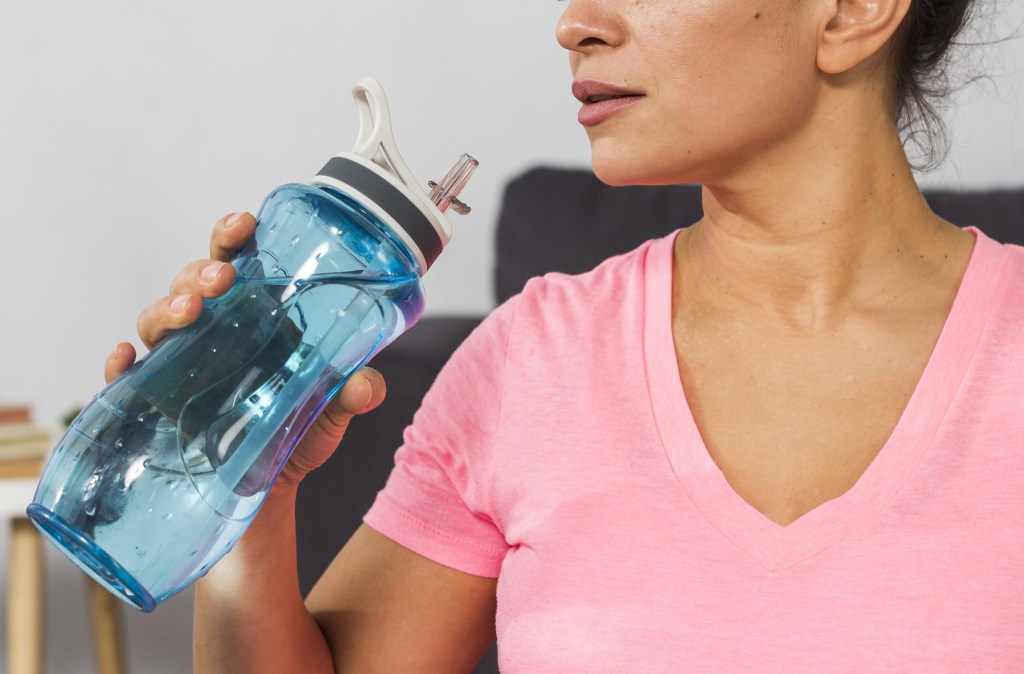 5 garrafas grandes para garantir sua hidratação durante todo o dia