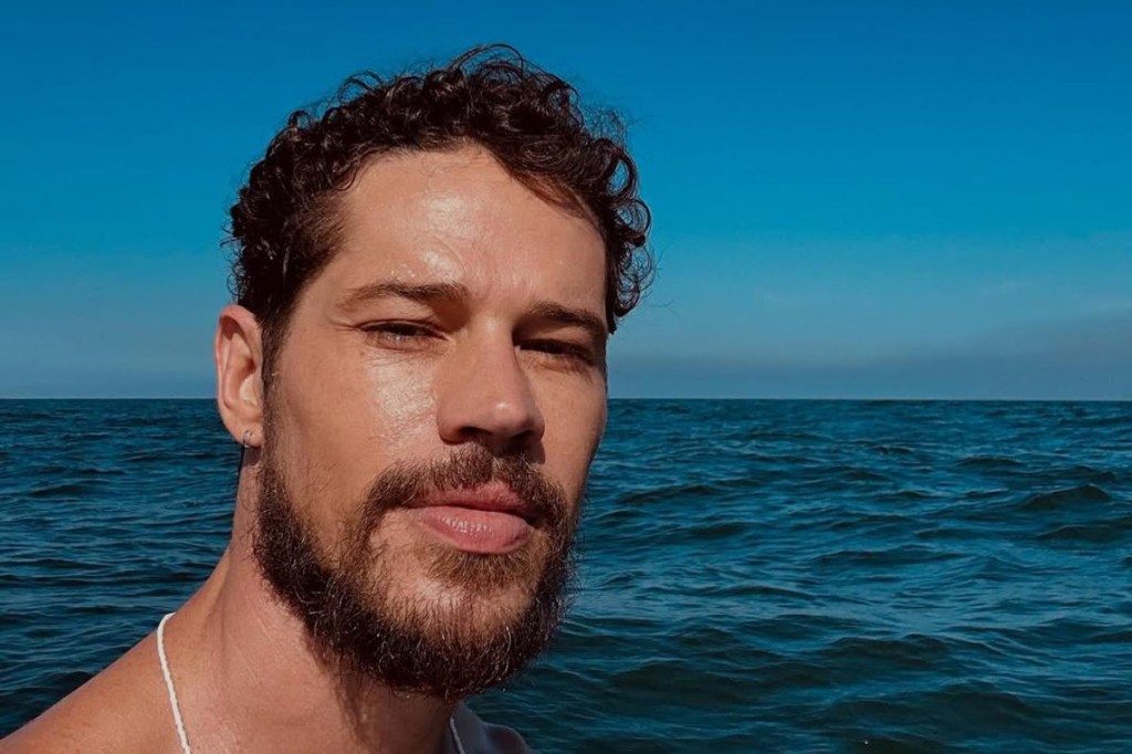 José Loreto ensina a hidratar cabelos de um jeito bem natural. Veja o vídeo!