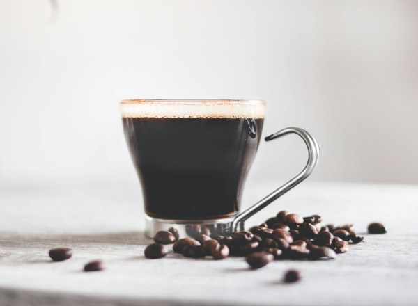 Xícara transparente com café dentro