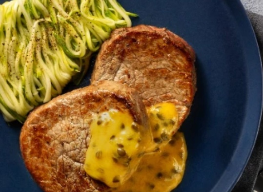 Filé Mignon com molho de maracujá e espaguete de abobrinha: uma receita leve e deliciosa