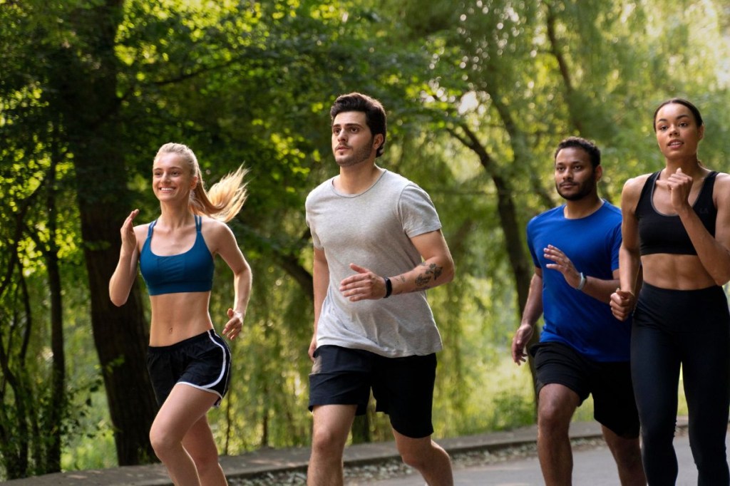 prática de atividades físicas grupo de pessoas praticando corrida ao ar livre