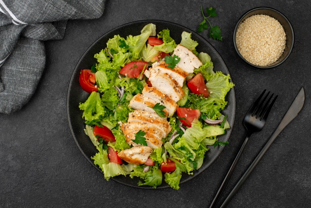 Salada refrescante de frango e romã: prática e nutritiva para seu dia a dia