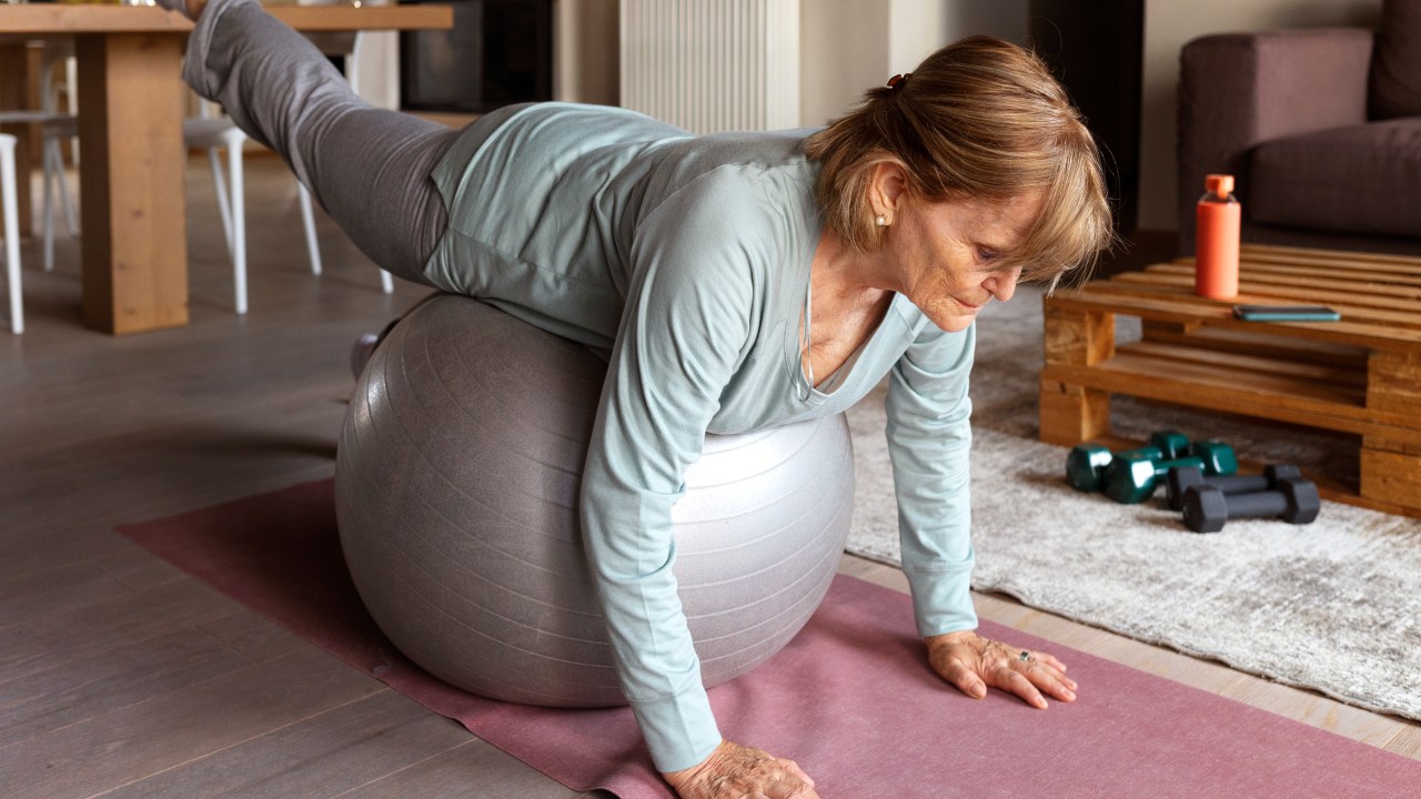 Mulher fazendo exercício na bola suíça
