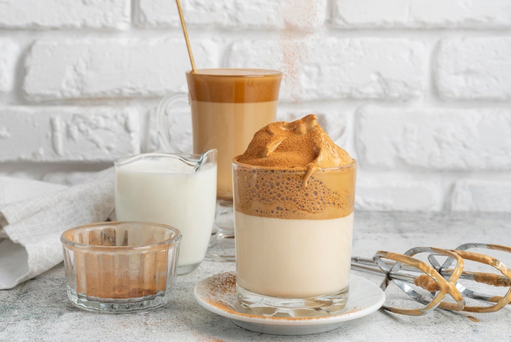 Faça latte cítrico proteico, com casca de laranja, rica em nutrientes! Veja a receita!