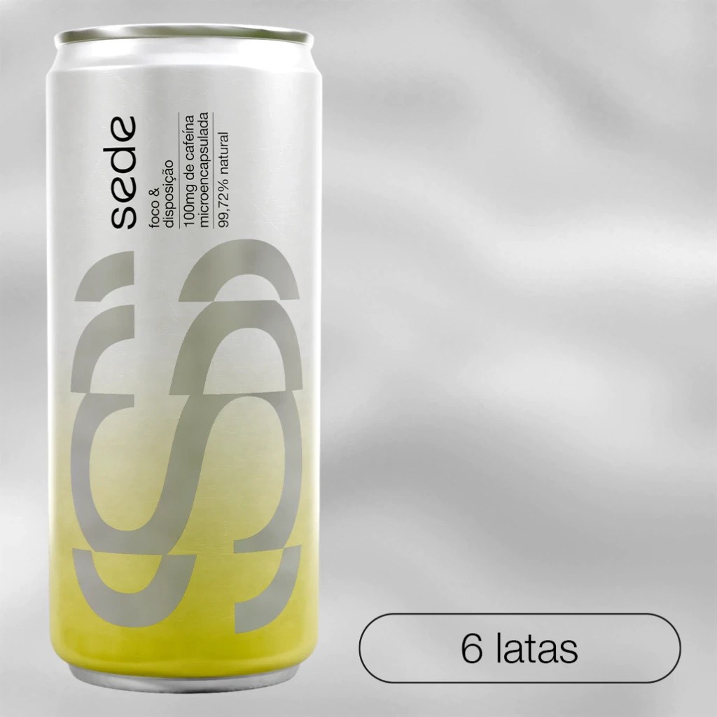 Lata de bebida energ&eacute;tica Sede, branca com base amarela, letras cinzas grandes "Sede" e texto menor "foco & disposi&ccedil;&atilde;o, 100mg de cafe&iacute;na microencapsulada, 99,72% natural". No canto inferior direito, um bal&atilde;o de texto indica "6 latas"