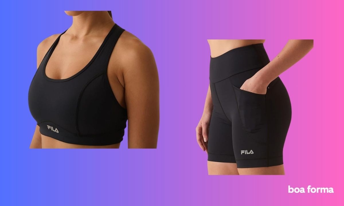 Duas mulheres posam com roupas esportivas pretas da marca Fila. &Agrave; esquerda, uma mulher de pele morena usa um top esportivo preto. &Agrave; direita, outra mulher de pele clara veste um short ciclista preto com bolso lateral, onde uma m&atilde;o est&aacute; inserida. O fundo &eacute; um degrad&ecirc; de azul para rosa