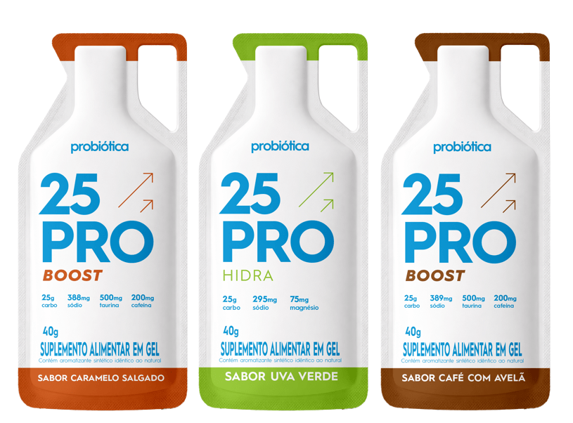 Tr&ecirc;s sach&ecirc;s de suplemento alimentar Probi&oacute;tica 25 PRO em gel, sabores Caramelo Salgado, Uva Verde e Caf&eacute; com Avel&atilde;, com informa&ccedil;&otilde;es nutricionais e setas indicando aumento