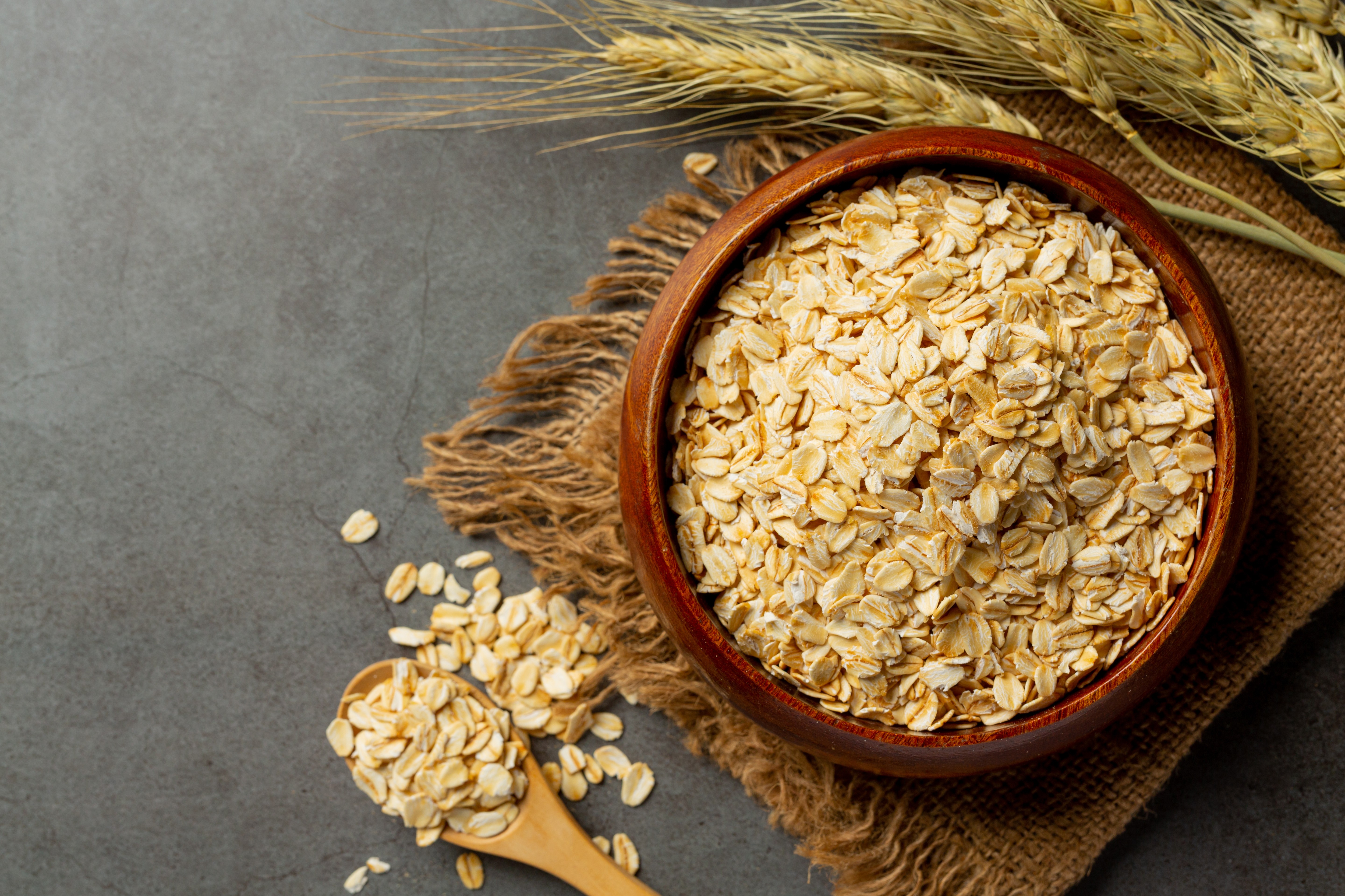 Aveia vai além das fibras: veja como o cereal pode beneficiar o intestino e o coração