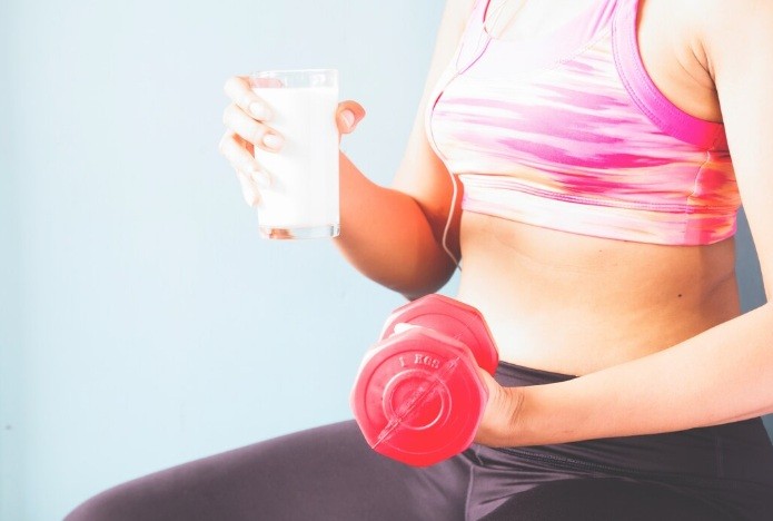 Qual é o melhor horário para tomar leite? Veja o que diz uma nutricionista